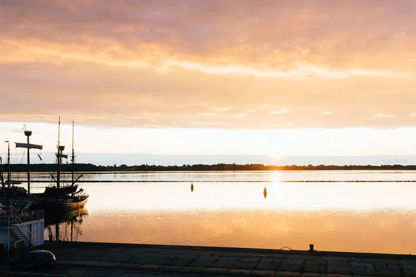 Impresionante vista del puerto de Stralsund al amanecer —  Fotos de Stock