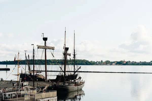 Vue imprenable sur le port de Stralsund au lever du soleil — Photo