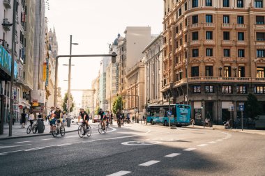 Madrid 'deki Covid-19 salgını sırasında boş bir Gran Via Bulvarı' nda bisiklet süren bisikletçiler.