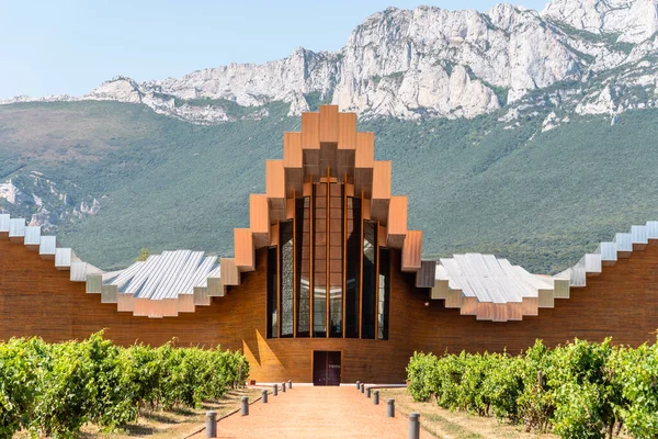 Futuristische architectuur wijnmakerij van Ysios in Alava — Stockfoto