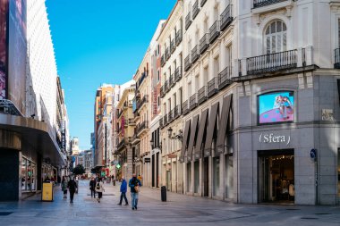 Madrid 'de bir ticaret caddesi olan Preciados Caddesi manzarası