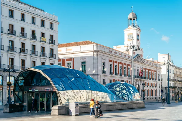 A praça Puerta del Sol no centro de Madrid — Fotografia de Stock