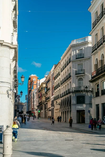 Vista de la calle Preciados, una calle comercial de Madrid —  Fotos de Stock