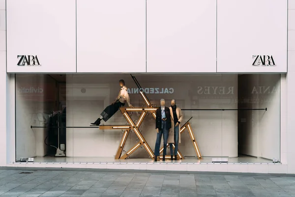 Okno obchodu Zara na ulici Preciados v Madridu — Stock fotografie