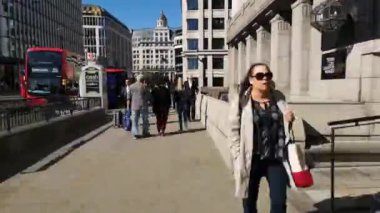 Londra 'da yürüyen insanların görüntüsü çok hızlı.