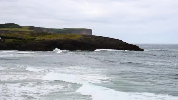 Groep surfers die surf stunts doen — Stockvideo