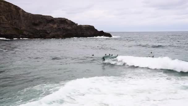 Groep surfers die surf stunts doen — Stockvideo