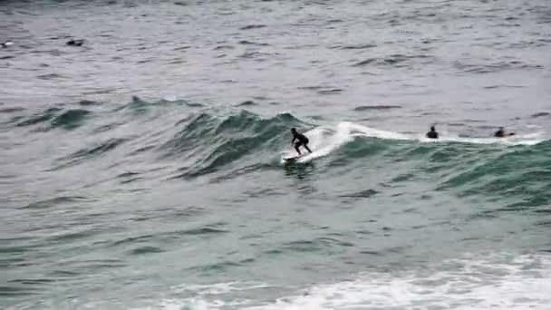 Groep surfers die surf stunts doen — Stockvideo