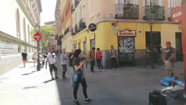 Imágenes de hiperlapso de personas caminando en el barrio de Malasana — Vídeo de stock