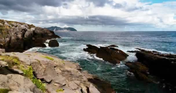 Denní čas pohybujících se vln a mraků nad Atlantickým oceánem — Stock video