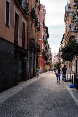 Madrid 'in Malasana ilçesinde insanlar sokakta yürüyor