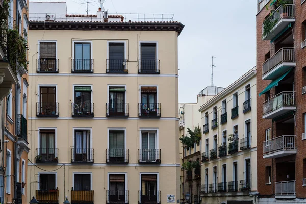 Edificios antiguos en el barrio latino de Madrid — Foto de Stock