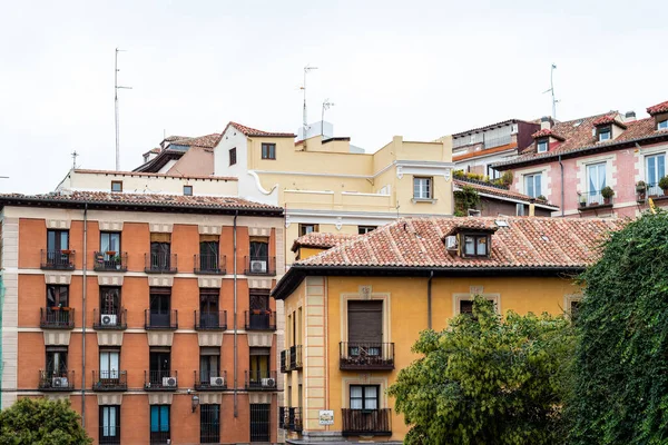 Vecchi edifici nel quartiere Latina di Madrid — Foto Stock