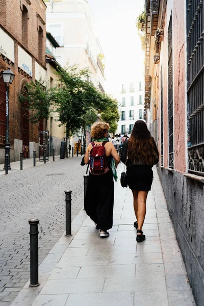 Madrid 'in Malasana ilçesinde insanlar sokakta yürüyor — Stok fotoğraf