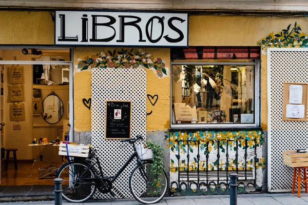 Libreria alla moda nel quartiere Malasana di Madrid — Foto Stock