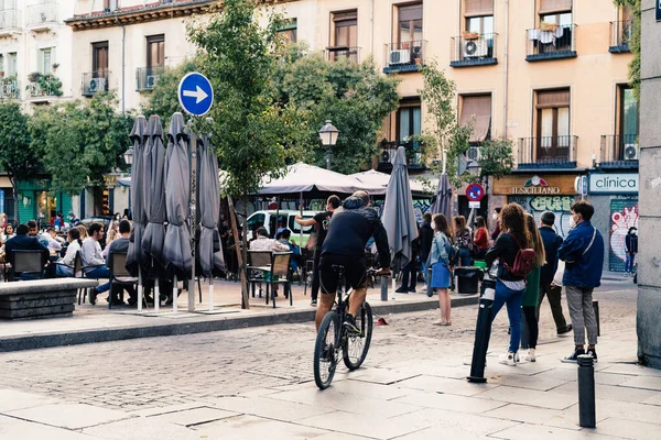 Personas con mascarillas esperando a sentarse en la terraza de un bar en Malasana, Madrid — Foto de Stock