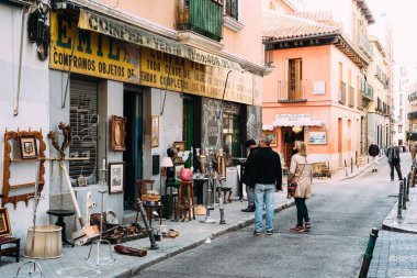 Madrid 'deki Lavapies Mahallesi' nde Açılan Dükkan