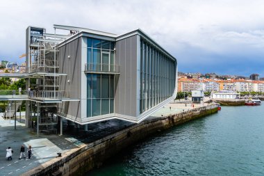 Santander, İspanya - 02 Mayıs 2025 - Centro Botin, Pritzker ödüllü mimar Renzo Piano tarafından tasarlanan bir sanat merkezidir..