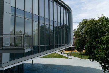 Santander, İspanya - 02 Mayıs 2025 - Centro Botin, Pritzker ödüllü mimar Renzo Piano tarafından tasarlanan bir sanat merkezidir..