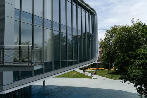 Santander, İspanya - 02 Mayıs 2025 - Centro Botin, Pritzker ödüllü mimar Renzo Piano tarafından tasarlanan bir sanat merkezidir..