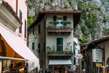Limone sul Garda, İtalya - 20 Ağustos 2025: İtalya 'nın Limone Sul Garda kentindeki büyüleyici sokak manzarası, geleneksel binalar ve yemyeşil alanlar.
