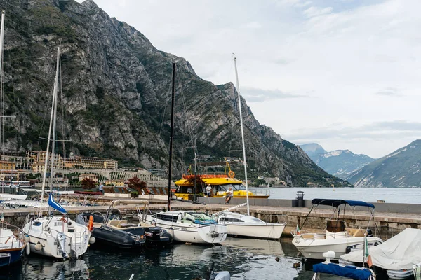 Limon Konsolosu Garda, İtalya - 20 Ağustos 2025: Limon Sul Garda, İtalya 'nın resimli manzarası, limanda bir dağ zeminine yanaşmış tekneler..