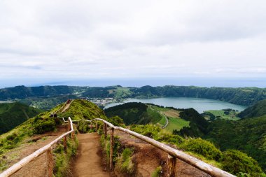 Sete Cidades, Portekiz - 4 Temmuz 2022: Sao Miguel Adası, Azores 'teki Miradouro da Vista do Rei bakış açısından Yedi Şehrin nefes kesici manzarası