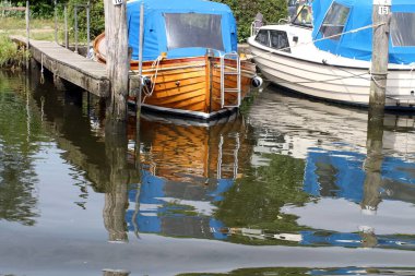 Suda yansımalı iki tekne.