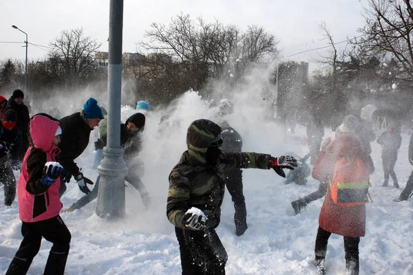 Odessa Região Odessa Ucrânia 2017Pessoas Jogam Neve Umas Nas Outras — Fotografia de Stock