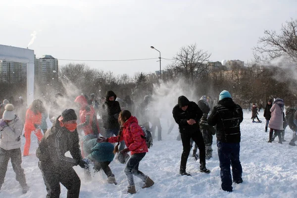 オデッサ オデッサ地域 ウクライナ01 2017人々はお互いに雪をスローします — ストック写真