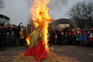 Odessa, Odessa bölgesi, Ukrayna 02.28.2018 Maslenitsa kutlamalarında Kış Yanan Heykeli