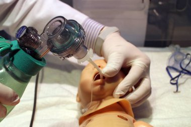 Yeni doğan bir bebek için tıbbi bir manikin nazogastrik tüp takmanıza ve Ambu torbasını kullanarak yapay havalandırma yapmanıza izin verir.