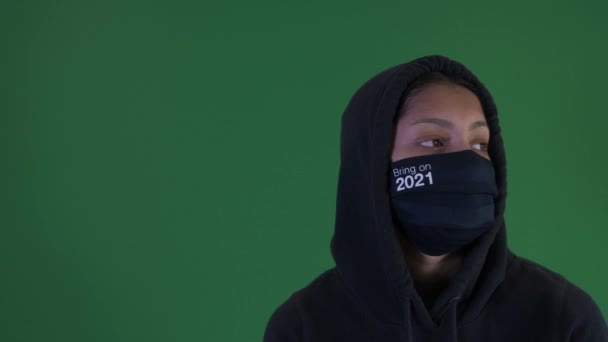 Adolescente Fêmea Vestindo Capuz Com Trazer 2021 Máscara Facial Olhando — Vídeo de Stock