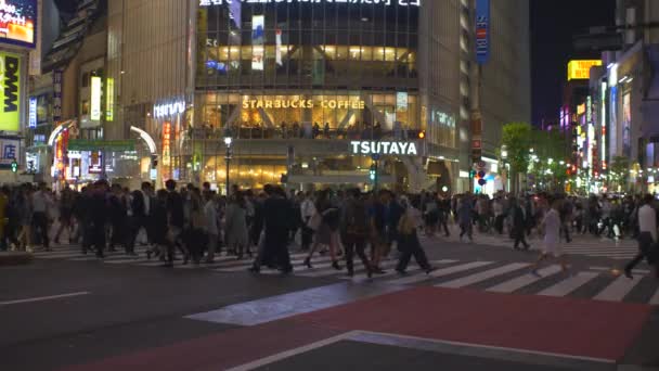 Gyalogosok Átsétálnak Shibuya Átjárón Éjszaka Tokióban Lezárva — Stock videók