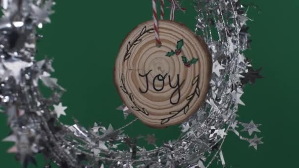 Dřevěné Vánoční Dekorace Říká Radost Stříbrnou Hvězdou Garland Zelená Obrazovka — Stock video