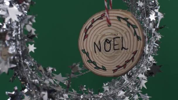 Dřevěné Vánoční Dekorace Říká Noel Stříbrnou Hvězdou Garland Zelená Obrazovka — Stock video