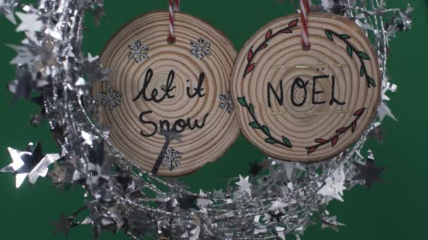 シルバースターガーランドと木製のクリスマスの装飾をぶら下げ 閉じます 緑の画面 ロックオフ — ストック動画