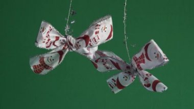 Silver Tinsel 'den sarkan Kardan Adam Tasarımlı Çifte Noel Yayı. Yeşil Ekran, Kilitli