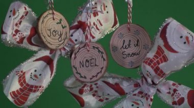 Kardan Adam Tasarımlı Çifte Noel Yayı ve Üç Tahta Dekorasyon. Yeşil Ekran, Kilitli