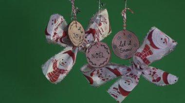 Kardan Adam Tasarımı ve Yuvarlak Ahşap Dekorasyonlarıyla Noel Yayı Asmak. Yeşil Ekran, Kilitli