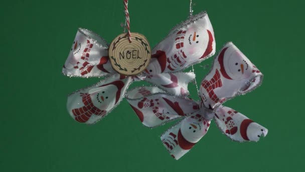 Двойные Рождественские Бантики Дизайном Снеговика Украшением Деревянного Ноэля Зеленый Экран — стоковое видео