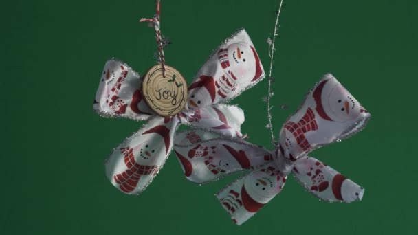 Dubbele Kerststrikken Met Sneeuwpop Ontwerp Houten Vreugde Decoratie Groen Scherm — Stockvideo