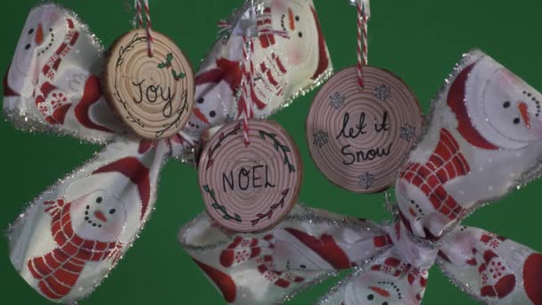 双双圣诞鞠躬雪人设计和三个木制装饰 绿色屏风 — 图库视频影像