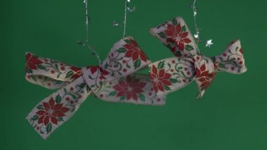 Holly ve Ökseotu Tasarımı ile Noel Yayı Asma Manzarası. Yeşil Ekran, Kilitli