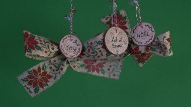 Holly ve Ökseotu Tasarımı ve Ahşap Dekorasyonlarla Noel Yayı Asmak. Yeşil Ekran, Kilitli