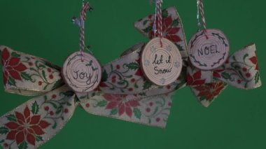 Holly ve Ökseotu Tasarımı ve Ahşap Dekorasyonlarla Noel Yayı Asmak. Kilitli, Yeşil Ekran