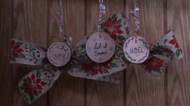Holly ve Ökseotu Tasarımı ve Ahşap Dekorasyonlarla Noel Yayı Asmak. Kilitli