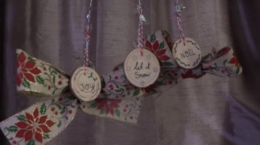 Holly ile Noel yayları, ökseotu dizaynı ve tahta süslemeleri. Kilitli