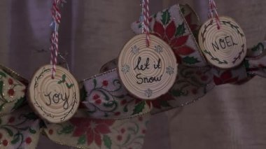 Holly ile Noel yayları, ökseotu dizaynı ve tahta süslemeleri. Kapat, Kapalı
