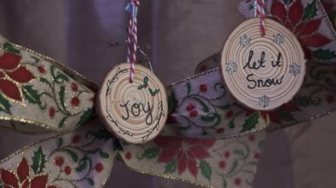 Holly ile Noel yayları, ökseotu dizaynı ve tahta süslemeleri. Kilitli, Kapalı